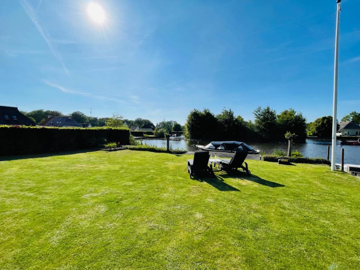 Casa de Férias Aan Het Water In Friesland Sint Nicolaasga